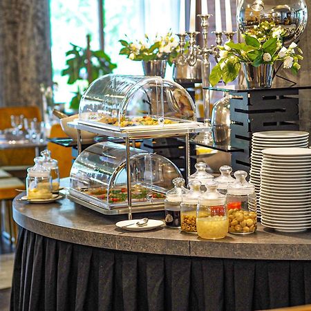 Willa Port Ostróda Buitenkant foto A buffet at a hotel