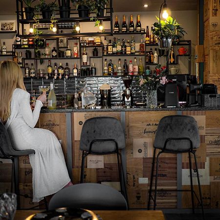 Willa Port Ostróda Buitenkant foto A woman sitting at a bar