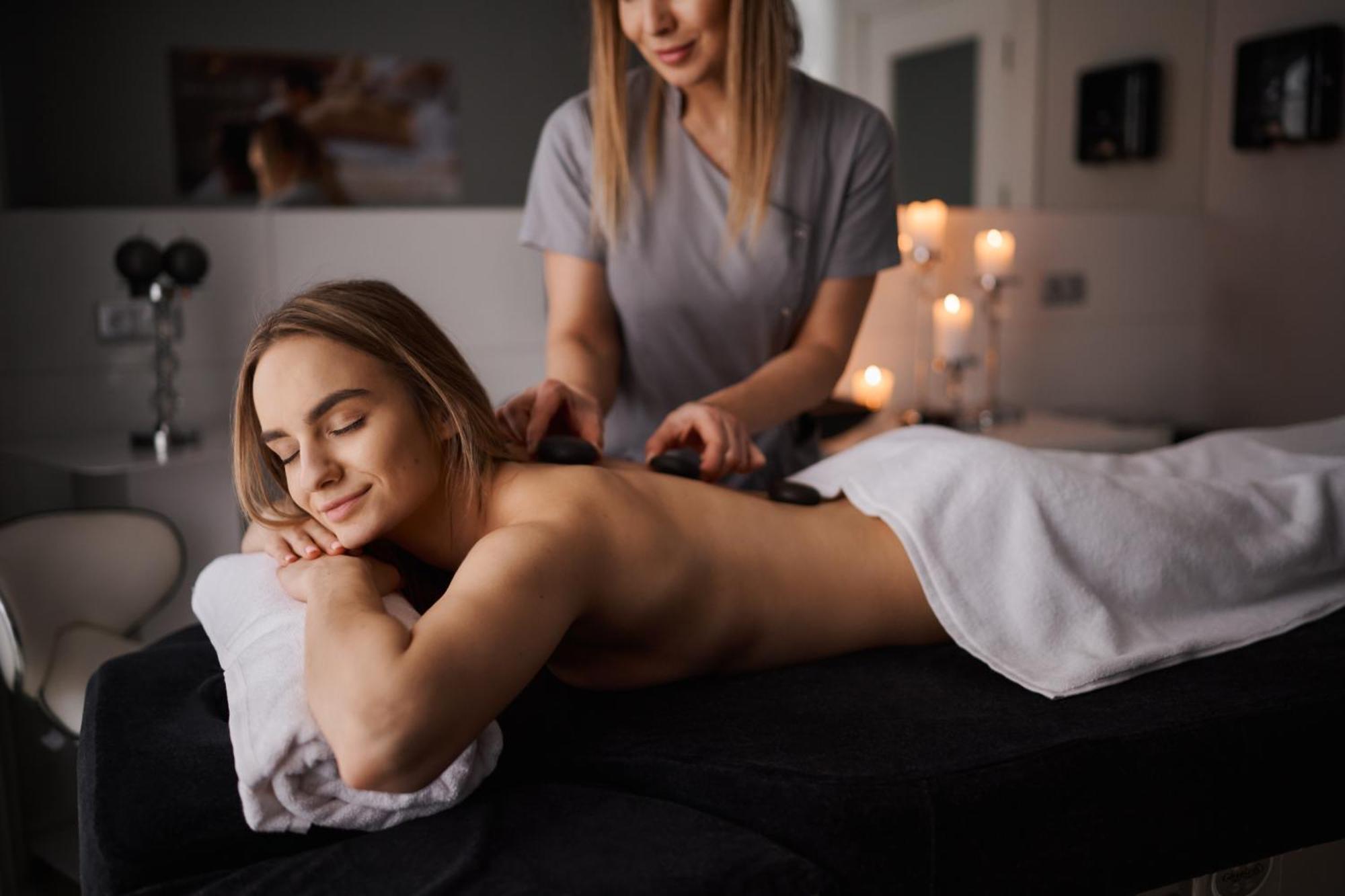 Willa Port Ostróda Buitenkant foto A woman receiving a hot stone massage