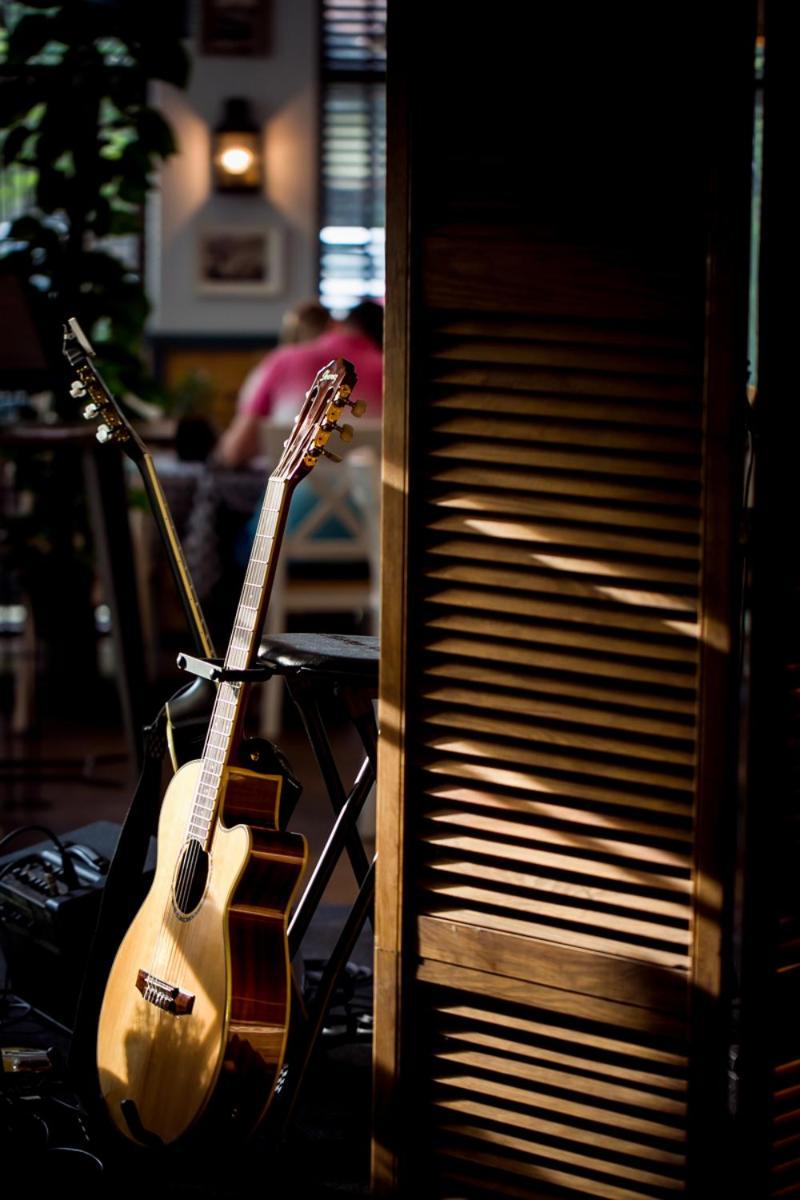 Willa Port Ostróda Buitenkant foto A guitar in a stand
