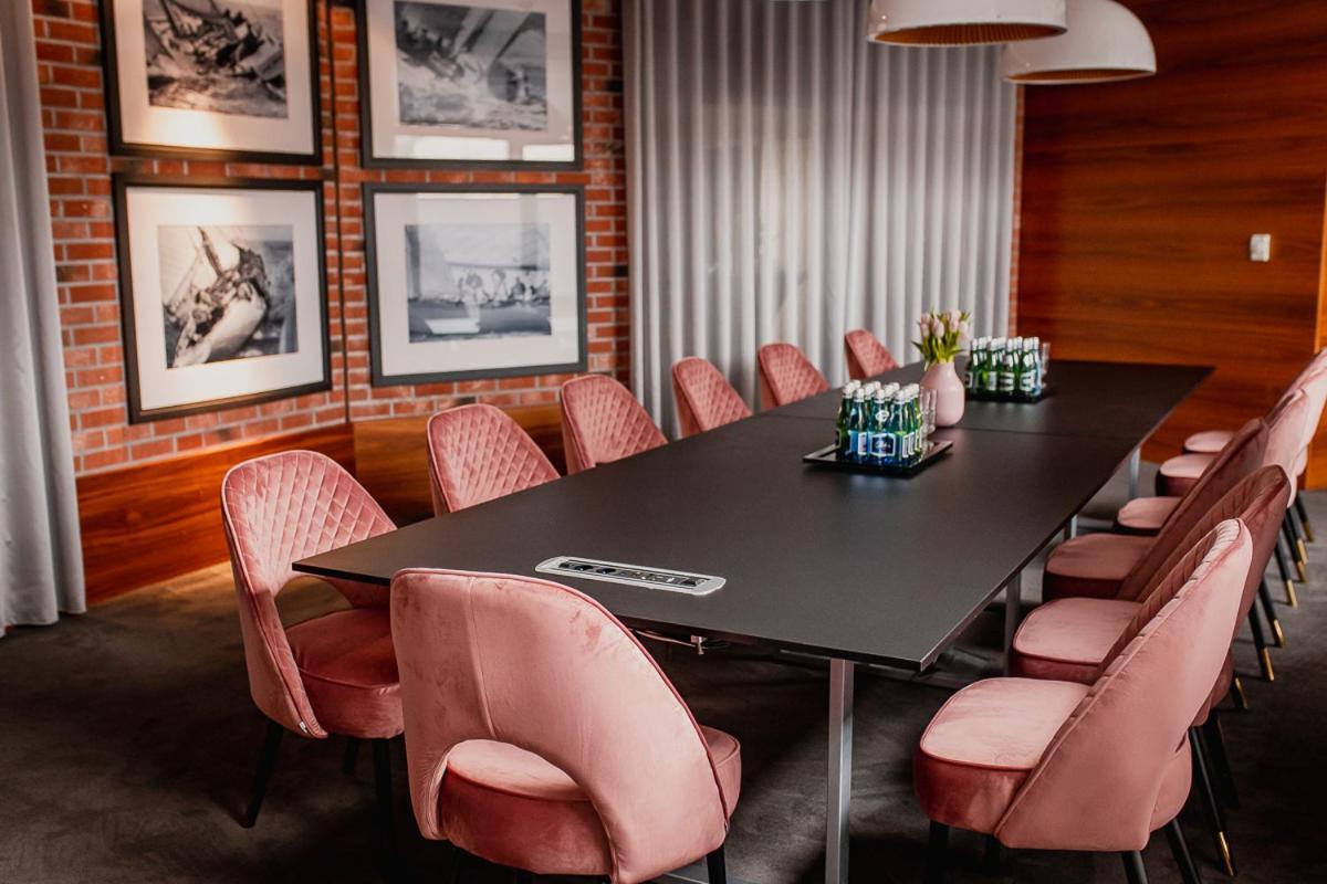 Willa Port Ostróda Buitenkant foto The boardroom at the 1960s building