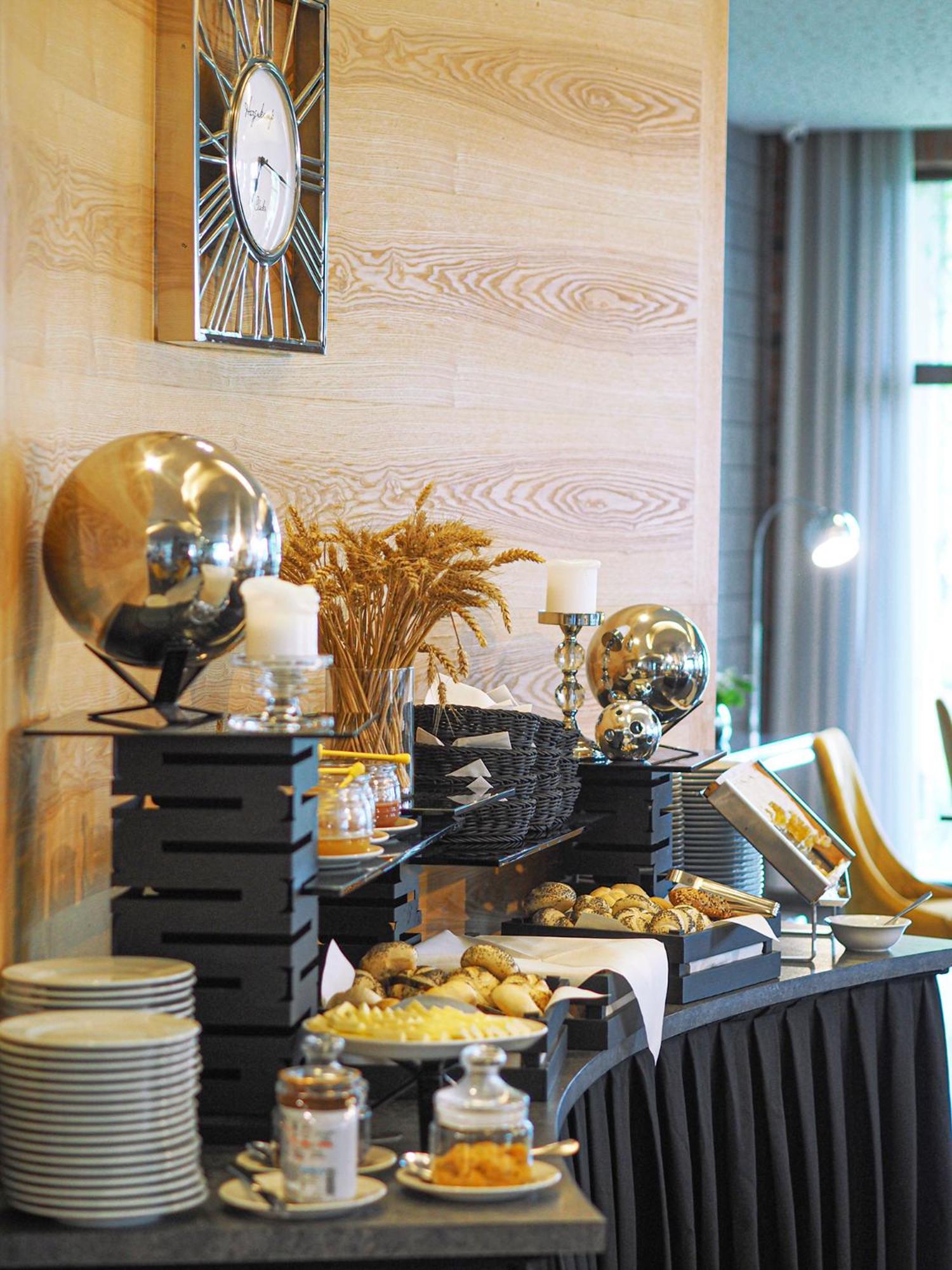 Willa Port Ostróda Buitenkant foto A buffet at a hotel
