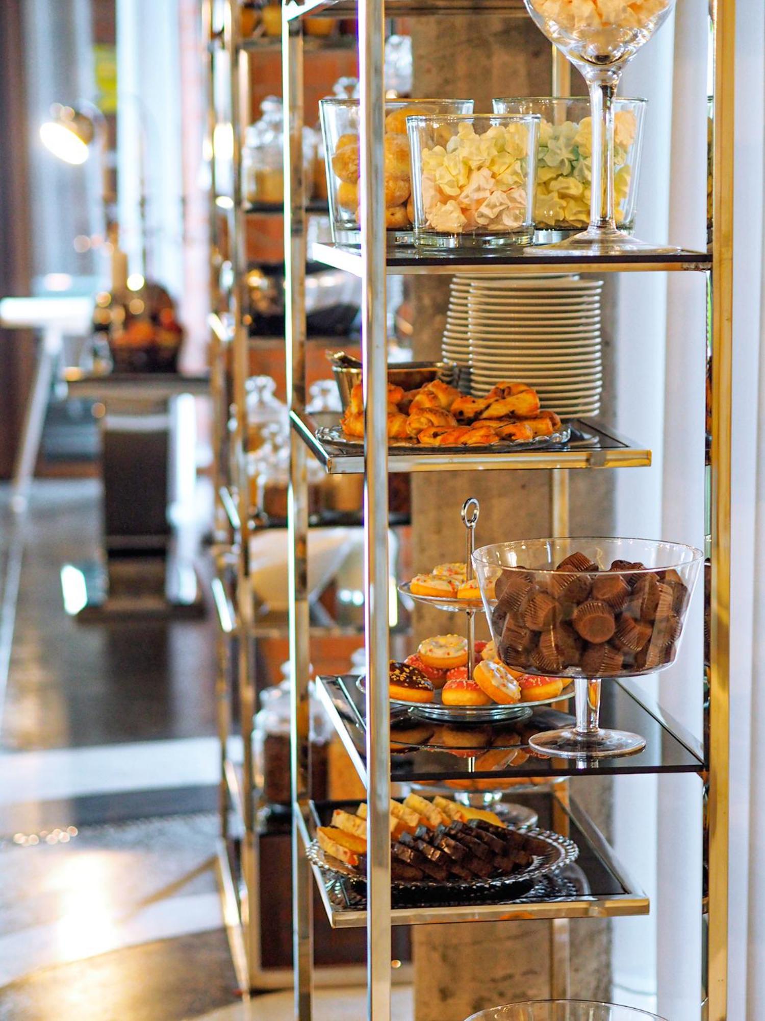 Willa Port Ostróda Buitenkant foto A dessert cart